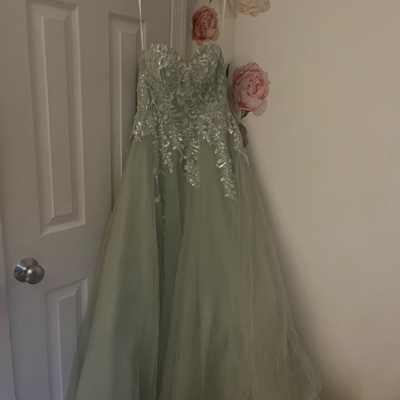 Green prom dress! - Picture 3 of 5